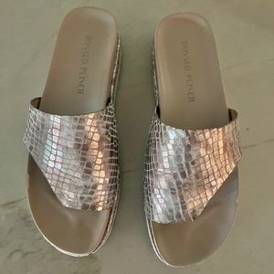 Donald Pliner Lylaa antique metallic crocco embossed leather sandals Sz8m